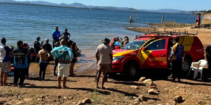 Bombeiros resgatam casal à deriva no Lago Serra da Mesa